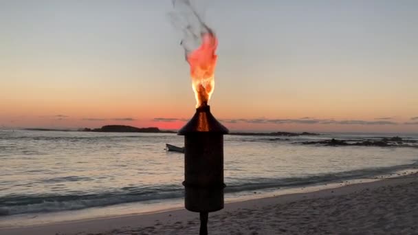 Eine Tikki Fackel Erhellt Den Abendhimmel Auf Einem Dämmerigen Strandhintergrund — Stockvideo