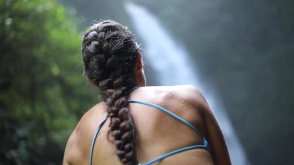 Lento Movimento Panning Tiro Uma Menina Biquíni Azul Sentado Frente — Vídeo de Stock