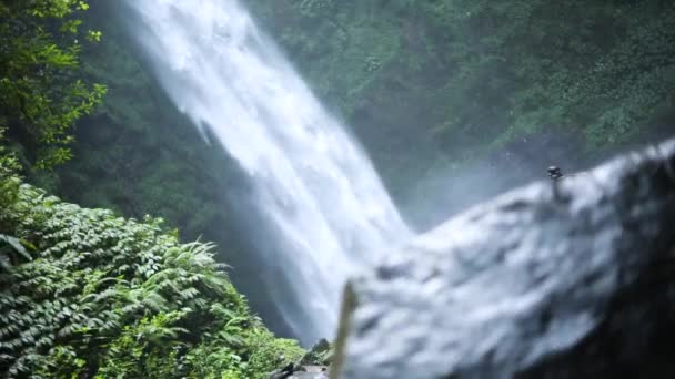 Lento Movimento Panning Shot Front Gushing Nungnung Waterfall Bali Indonesia — Vídeo de Stock