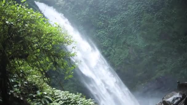 Disparo Câmera Lenta Frente Uma Cachoeira Jorrando Nungnung Bali Indonésia — Vídeo de Stock