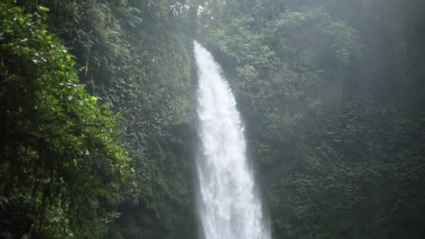 Ralenti Panoramique Vers Bas Devant Une Cascade Nungnung Jaillissante Bali — Video