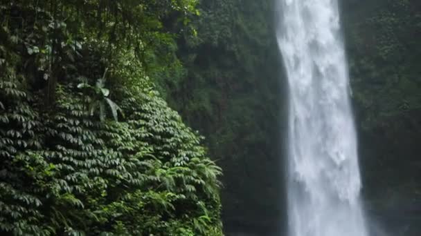 Lento Movimento Panning Shot Front Gushing Nungnung Waterfall Bali Indonesia — Vídeo de Stock