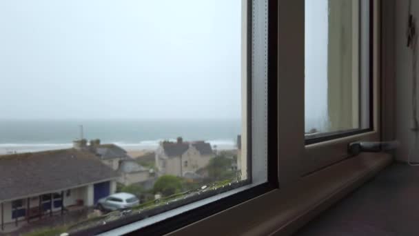 スローモーションの背景に見える海と窓の下に流れる雨 — ストック動画