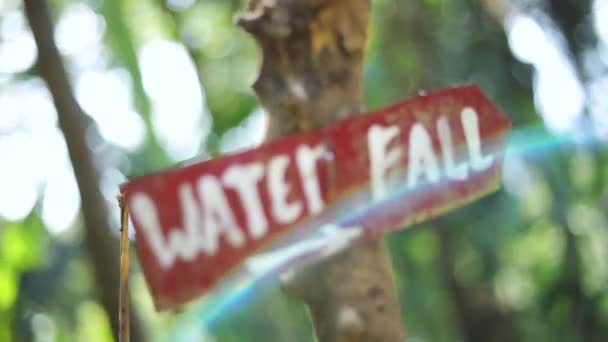 Waterfall 이라고 표지판의 트랙을 가리키는 화살표와 초점에 표지판은 인도네시아 발리의 — 비디오