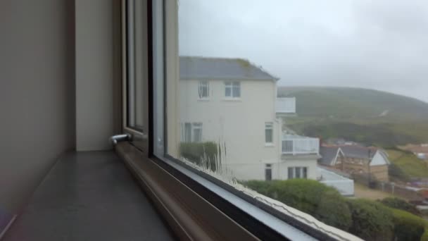 スローモーションで海の見える窓の下に流れる雨 — ストック動画