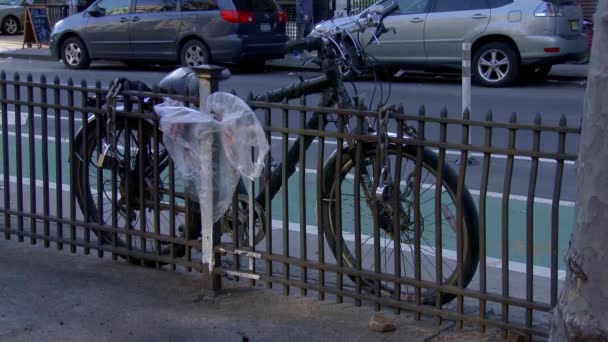 Fiets Geparkeerd Naast Hek Aan Straat — Stockvideo