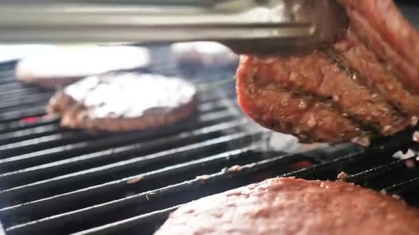 Langsom Bevegelse Ekstremt Nærbilde Dampende Saftig Burger Som Vris Tang – stockvideo