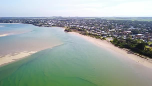 Légi Felvétel Óceán Felett Közeledik Város Inverloch Victoria Ausztrália — Stock videók