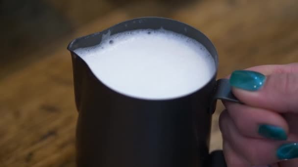 Паровое Пенное Молоко Готовое Наливания Кофе Кафе Крупным Планом — стоковое видео