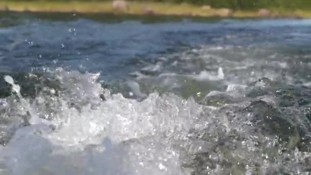 在岩石群岛的汽船后面飞溅的水 缓慢运动 — 图库视频影像
