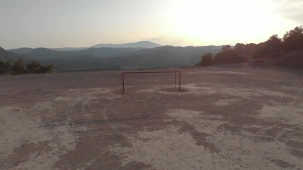 Aérea Fútbol Vacío Gol Fútbol Campo Tierra Dura Atardecer — Vídeo de stock