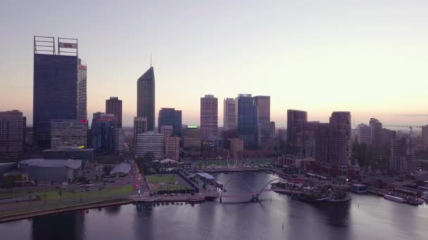 Perth Skyline Hava Görüntüsü Sunrise Daki Kuğu Nehri Nin Yukarısından — Stok video