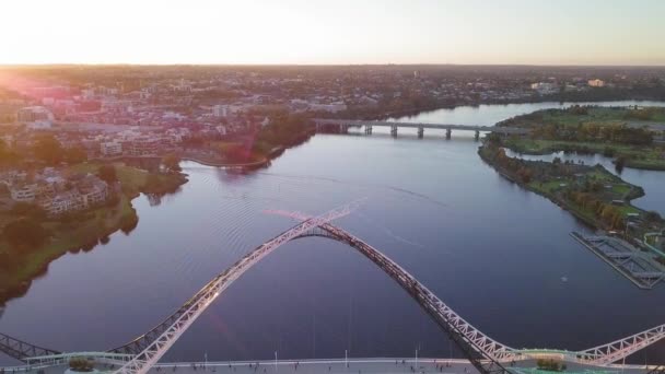 Αεροφωτογραφία Ενός Ποταμού Swan Κίνηση Προς Πίσω Κάμερα Αποκαλύπτοντας Matagarup — Αρχείο Βίντεο