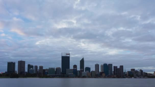 Egy Perth Skyline Időeltolódása Napkeltekor Felhőkkel Borítva Eget Nyugat Ausztrália — Stock videók