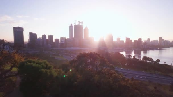 Luchtfoto Van Een Perth Skyline Bij Zonsopgang Met Lichtstralen Met — Stockvideo
