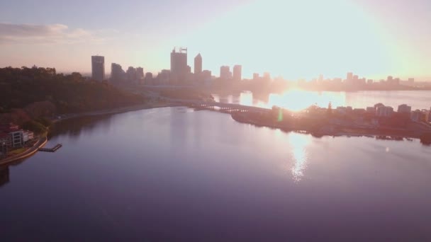 Gündoğumunda Kuğu Nehri Nin Yukarısından Görülen Perth Skyline Ileri Hareket — Stok video