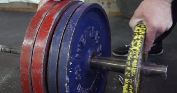 Gewichtheffer Platen Toevoegen Aan Deadlift Bar — Stockvideo