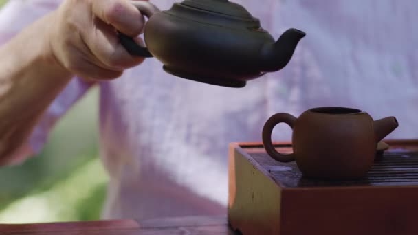 Omul Toarnă Apă Ceainic Ceai Abrupt Plăcere Relaxantă Calmare — Videoclip de stoc