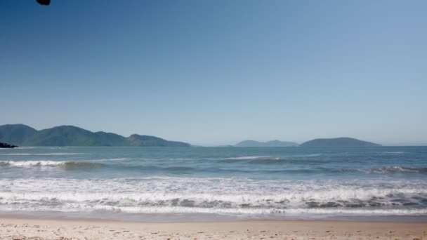 손으로 브라질의 해변인 투바를 찍었다 — 비디오