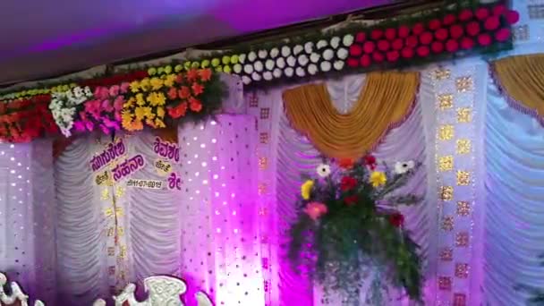 Drohnenaufnahme Einer Dekorierten Indischen Hochzeitsbühne Mit Stühlen Bunten Lichtern Und — Stockvideo