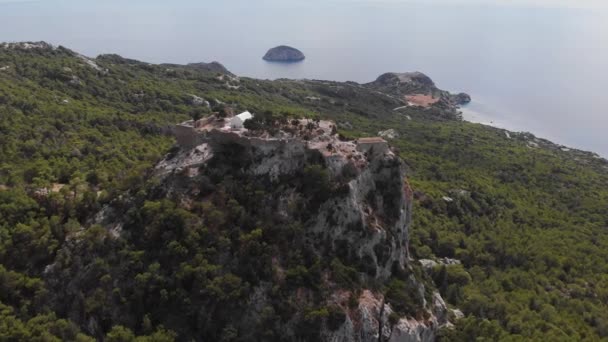 Aéreo Voando Para Trás Acima Castelo Antigo Monolithos Ilha Rhodes — Vídeo de Stock