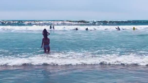 Ludzie Bawiący Się Wodzie Dużymi Falami Pacific Beach San Diego — Wideo stockowe
