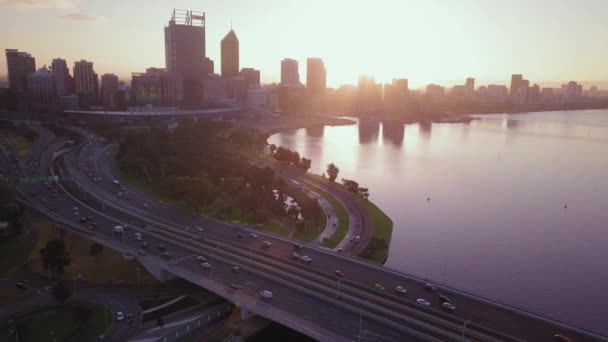 Aerial View Perth Skyline Auringonnousun Aikaan Taaksepäin Kamera Liike Paljastaa — kuvapankkivideo