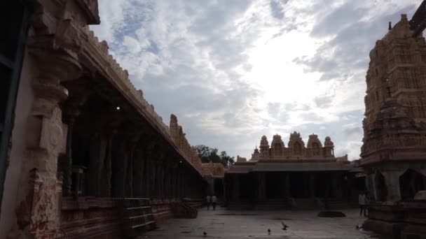 Tiro Pan Uma Vista Interior Sanctum Sanctorum Templo Virupaksha Hampi — Vídeo de Stock