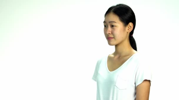 Ung Asiatisk Årsperiode Kvinne Svart Innpakket Hår Uten Kosmetisk Sminke – stockvideo