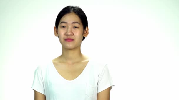 若いアジアの20代女性黒ラップ髪化粧品のないメイクや新鮮な顔の表情でTシャツ表現感情笑顔上の白い背景のためにウイルスクリップキャスティングや広告 — ストック動画