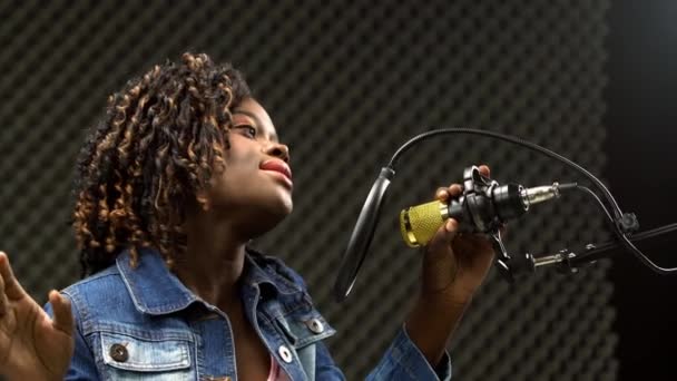 Afro Américain Alfro Cheveux Noir Femme Chanter Une Chanson Bruyamment — Video