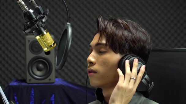 Asian Teenager Man Black Hair Earmuff Headphone Sing Song Loud — Vídeo de Stock