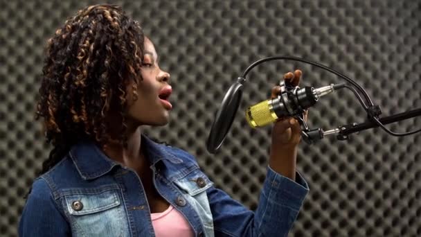 Afro Americano Alfro Cabello Negro Mujer Cantar Una Canción Voz — Vídeos de Stock