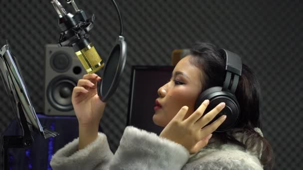 Азійська Дівчина Підліток Чорна Шерсть Навушники Співають Пісню Голосно Живленням — стокове відео