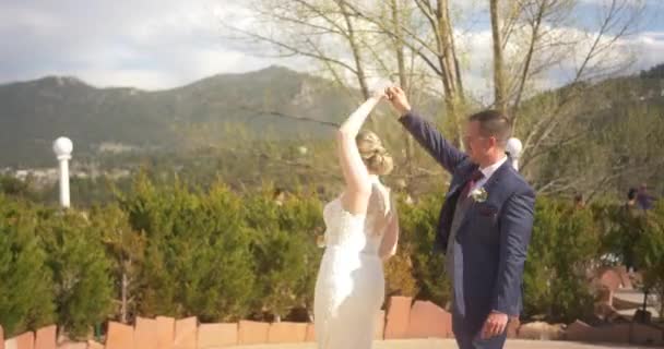Vőlegény Megforgatja Menyasszonyát Esküvő Előtti Első Pillantásra — Stock videók