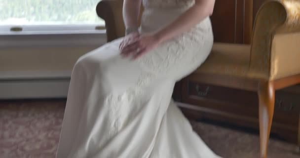 Szőke Menyasszony Hotel Kanapéján Elfordítja Fejét Néz Ablakon — Stock videók
