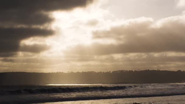 Κύματα Σπάνε Αργή Κίνηση Στο Coronado Καλιφόρνια Παραλία Στο Ηλιοβασίλεμα — Αρχείο Βίντεο