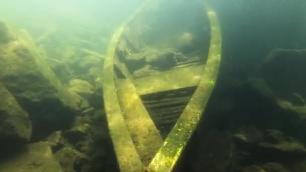 Potopený Vrak Veslice Dně Zaplaveného Sladkovodního Lomu Slunečními Paprsky Přicházejícími — Stock video