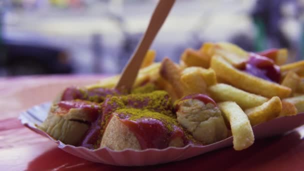 Slavný Currywurst Berlína Hranolky Autentické Pouliční Jídlo Německa — Stock video