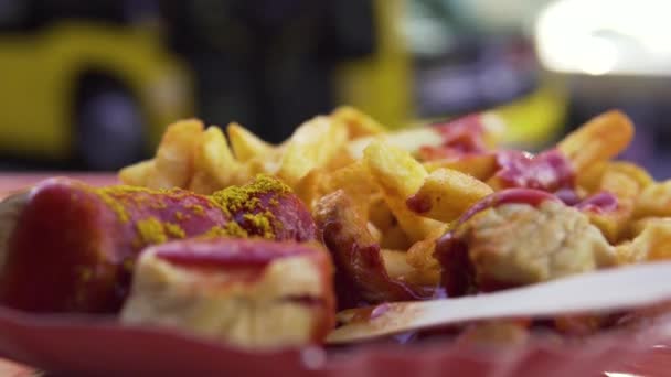 Salsicha Caril Saborosa Com Batatas Fritas Douradas Ketchup Berlim — Vídeo de Stock