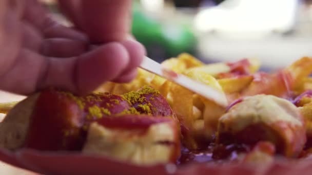 Berühmte Berliner Currywurst Mit Pommes Aus Deutschland Essen — Stockvideo
