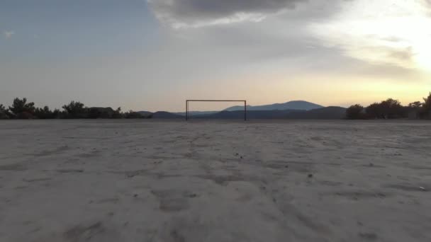 Aérea Avión Tripulado Volando Hacia Objetivo Fútbol Vacío Cerca Del — Vídeo de stock