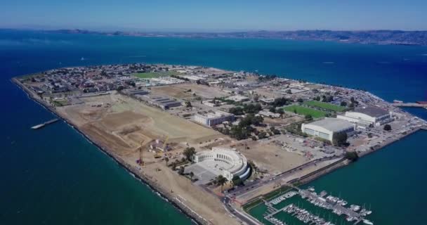 Vista Aérea Drone Ilha Tesouro San Francisco Área Baía Cercada — Vídeo de Stock