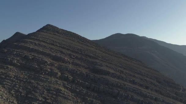 黄金の時間に岩の山の丘のドローンショット — ストック動画