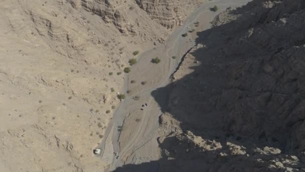 Κινηματογραφικό Drone Shot Bird Eye View Αποκαλύπτοντας Ένα Βραχώδες Βουνό — Αρχείο Βίντεο
