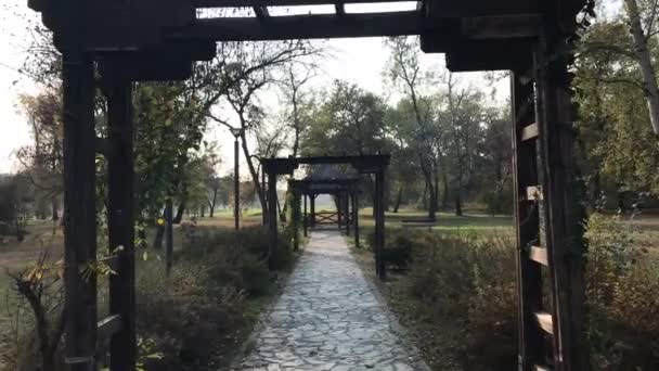 Wandelen Onder Houten Prieeltjes Het Park Een Zonnige Herfstdag — Stockvideo