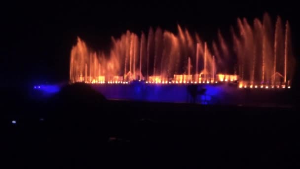 Singapore Muzikale Fontein Show Met Oranje Lichten Die Overgaan Witte — Stockvideo