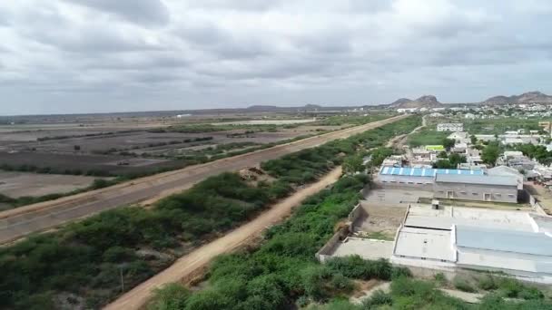 Vista Aérea Panorámica Una Aldea India Borde Montaña — Vídeo de stock