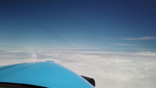 Vooraanzicht Vanuit Cockpit Klein Turbopropvliegtuig Dat Boven Wolken Vliegt — Stockvideo