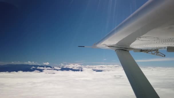 Ala Avión Pequeño Volando Sobre Nubes Montañas Lejanas Pan Lento — Vídeos de Stock